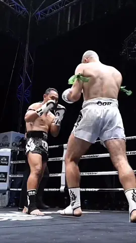 The GOAT Saenchai making it look easy! #muaythai #saenchai #goat #fyp #foryoupage #foryou #champion #thailand #fighter #winner #best #skill #thaiboxing 