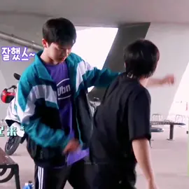 bat may pahampas sa pwet #choihyunwook haha. cute niyo tignan. #brothers#friendship #parkjihoon #BTS#jihoon#hyunwook#weakheroclass1 #fyp 