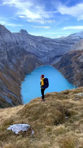 La Suisse regorge de sentiers de randonnée menant à des paysages merveilleux. Aujourd’hui je te présente l’un des plus beaux lacs que j’ai pu voir lors de mon roadtrip : le Limmernsee 🇨🇭⛰️ 📍Comment s’y rendre : 🚡: Prendre la télécabine Tierfehd à Linthal (il s’agit de l’une des télécabines les moins chers de Suisse 15chf A/R par personne). 🥾Ensuite une fois sorti de la télécabine tu devras emprunter le tunnel qui mène au lac de Limmernsee, il fait environ 3km (30 min de marche). Pense à prendre des chaussures imperméables car le tunnel est humide et le sol est en général bien trempé !  Une fois le tunnel passé tu tomberas directement au pied du lac. ⛰️ Lorsque tu arrives au lac je te conseille de suivre le chemin de rando qui monte vers la Muttseehütte en direction de Muttenchopf (le point de vue de la photo). La rando fait environ 11km avec 900m de D+ il faut compter environ 2h/3h pour y accéder.  🍃Pense à bien préserver la nature lors de ton voyage et à ramener tes déchets avec toi. Un article est disponible sur mon site internet qui te détaille toutes les infos à connaître pour bien préserver l’environnement lors de tes randonnées n’hésite pas à y jeter un œil !