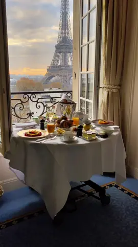 Good morning from 📍Shangrila-La Paris ⭐️ #paris #paristok #breakfast #breakfastwithaview #postitfortheaesthetics #aesthetic #traveltok #traveltiktok #roomwithaview #eiffeltower #eiffeltowerview #hotelwithaview 