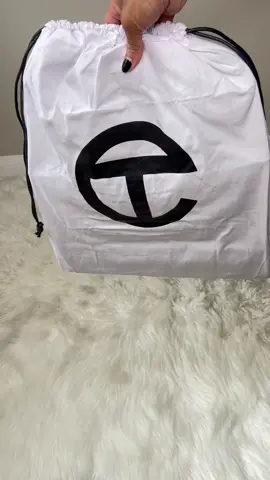 You can’t go Shopping without a new Shopping bag! #unboxingvideo #unboxing #blackgirltiktok #telfarglobal #unboxingblackgirl #fypシ゚viral #bagvideo #blackownedbusiness #newbag #newtelfarbag 