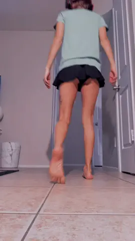 Barefoot gives me more traction #shuffledance #shufflegirl #shuffle 