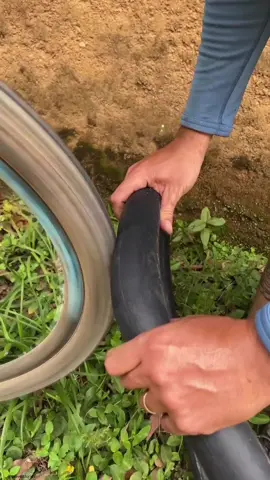 How to tire repair when you lost the tools?#electricmoped #bikerepair #bike #bikelife #bikelover #mtb #mtbforyou #downhillmtb #downhillbike #downhill4life #ridersrepublic #rider @bricesmtb @nguyenhoaibaotiktok @aaron_tik_tokin