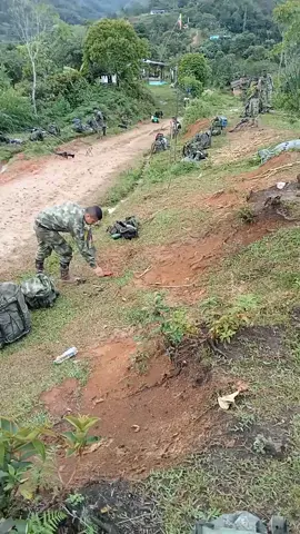 #ejercitodecolombia #heroesdecolombia🇨🇴😎 #cauca #cajibio #militaresdelmundo #patrullando #feenlacausa #fyp nos toca pasar estas fechas especiales lejos de nuestras familias para cuidar de de todos los colombianos #💪🙏 