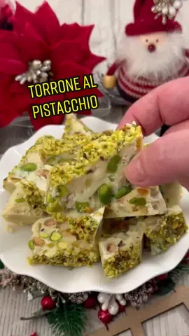 Il torrone al pistacchio è un dolce natalizio, semplicissimo da preparare ma cosi buono che sarà difficile resistere all’assaggio🎄😋 #natale #ricettefacili #piovonoricette 