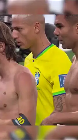 Modric and casemiro swap jersey at half 