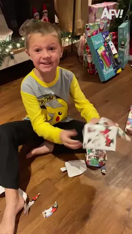 His reaction at the end omg🎄🎁 #holiday #gift #funny #christmas #reaction #fyp 