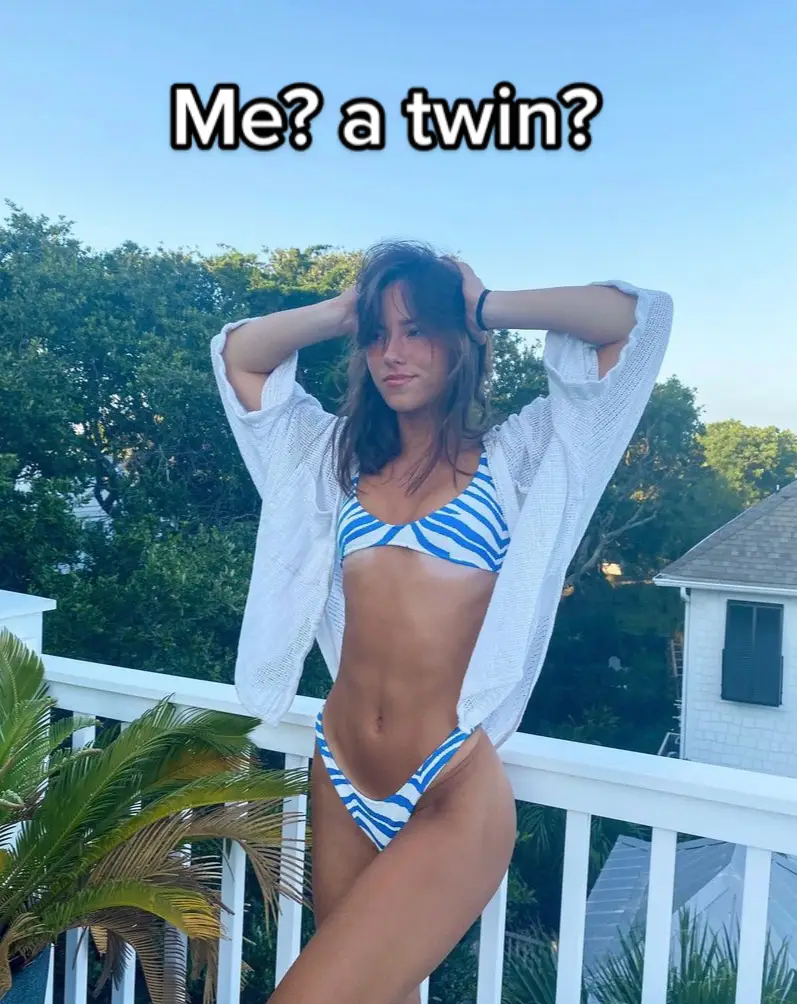 you already know I had to jump on this trend #fakebody #twin #im18 @julia 