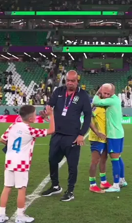 Ivan Perišić’s son Leo went over to check on an emotional Neymar after Brazil’s elimination from the 2022 FIFA World Cup ❤️
