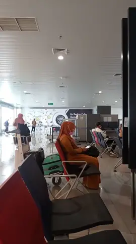 nih buat #prank kalau lagi nunggu di ruang tunggu bandara A. Yani semarang #mentahan 
