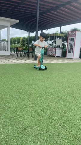 The Highwaykick 1 is the perfect companion for children aged from 1 to 5 years. Thanks to its stability, 2 front wheels and 1 rear wheel, the product allows even the youngest children to move, sitting safely and comfortably.  #scootnride #freetimefun 