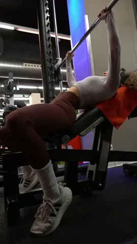 I try to blend out such comments, but some just stick with me. I am 23 years old and I know looking young is mostly a good thing, but to me it doesn’t feel like a good thing anymore 🤍 #gymgirl #gymrat #selflove #hate #selfgrowth #growth #gains #hatersgonnahate #hourglass #hourglassfigure #trending #viral #fypシ #gymmotivation #glutes 