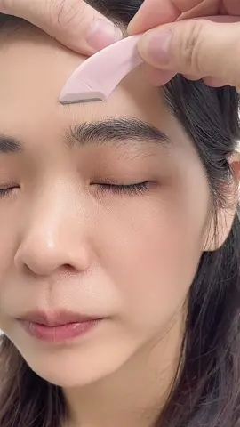 Super safe and easy to handle eyebrow trimmer! And the eyebrow scissors is sharp and safe#eyebrow #eyebrows #eyebrowroutine #beauty #beauty💕 #tutorial? #fyp #fypシ゚viral #fyp? #foru #for 