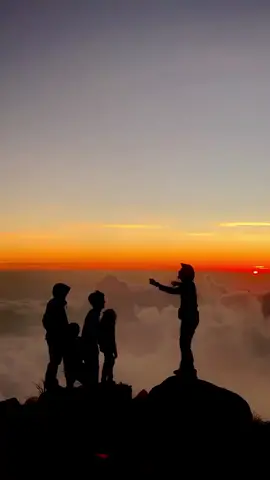 senja, senja tai onta..  #senja #tai #pendakigunung #pendaki #aesthetic #aestheticvideos #laskarpelangi #gunungindonesia #eksploresulawesi #fyp #fypシ 