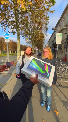 Macbook ou portefeuille ? 💻🤔#larisengone #experiencesociale #micro_trottoir #microtrottoir #ptdrr #marrant #drolee #interview 