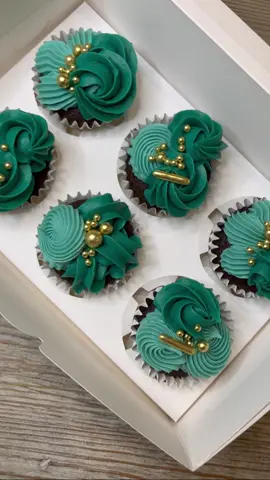 Emerald green for Christmas! 🎄✨ #christmas #holidaybaking #christmasbaking #holidaytok #cake #cupcakes #cakereel #cakereels #food #Foodie #viral #cakemaking #cupcakedecorating #cupcaketiktok #baketok #caketok  #homemade #reelsviral #satisfying #satisfyingvideo #pipingvideo #foodoftheday #fyp #cakelover #howto #tutorial 