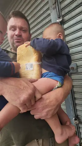 Father broke into tears as he had no money to spend on his kids for Christmas 