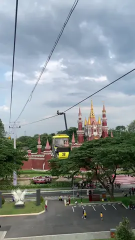 Siapa aja yang waktu kecil senang naik ini? #KeretaGantung #TamanMini #TMII #Jakarta #ExploreJakarta #fyp #xyzbca #fypシ゚viral 