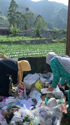 Belajar memilah dan memilih sampah bareng bu ibu kampung. Ternyata semuanya bisa laku lo, sayang kan kalau dibuang percuma 😁 #fyp #sampah #dieng #diengbersih #menujudiengbersih 
