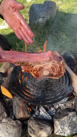 Look at this huge piece of meat !🔥🤤 #firekitchen #asmr #fyp #tomahawk #outdoorcooking #steak