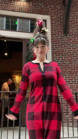 does someone end up catching me? #christmas #tistheseason #dance #fyp #viral #righleyengelhardt 