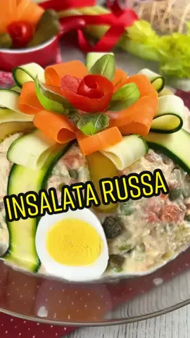 Basta solo un pò di fantasia ed anche una semplice insalata russa può diventare un raffinato e festoso manicaretto🎄🎄🎄🎄 #natale #insalatarussa #piovonoricette 