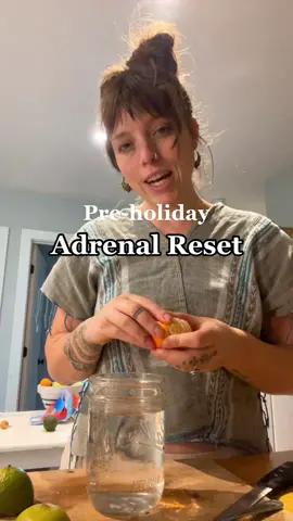 This is way oversimplified but follow along if you want more scrunmy hormonal health tips to help you go into the holidays feeling gooooood ✌️✨ #adrenalreset #adrenalhealing #hormoneheaing #cyclesyncingtips #preholidayvibes 