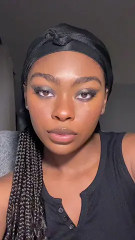 bad lil…. • #selenakylemakeup #darkfemininemakeup #blackmua #darkmakeuplook #tiffanyglowss #model 