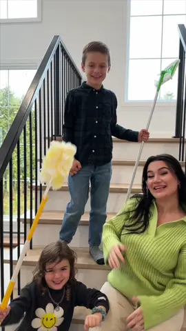Suis-la seule qui nettoie la maison au complet et de fond en comble quand j'attends de la visite. En tout cas, avec l'aide de toute la famille et @Swiffer, à chaque fois qu'on reçoit, je suis confiante que la maison va être super propre!!! Les pads Swiffer Heavy Duty Dry sont supers fluffy avec leurs fibres 3D qui emprisonnent la poussière, la saleté et les cheveux. Les pads Swiffer Heavy Duty Wet eux sont parfaits pour nettoyer le plancher sans avoir à sortir le gros sceau et la serpillière. Le 6ft Swiffer Duster est vraiment bien aussi pour tout ce qui est en hauteur et à des endroits difficiles d'accès. La meilleure invention pour nettoyer les petits accidents de dernière minute et ce facilement et rapidement.... Parce que oui, juste avant l'arrivée des invités, un des chiens ou un des enfants va forcément faire un dégât! En passant, @swiffer , est partenaire avec TerraCycle afin d'aider à recycler les pads  - et le plus beau ? C'est gratuit! Tout ce que vous avez à faire c'est de ramasser vos recharges, imprimer l'étiquette disponible sur le site de TerraCycle et poster le tout !!! #ad #swifferusedhostapproved 
