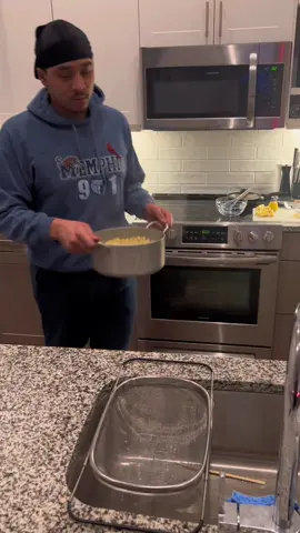 Watch me make basil pesto for my friends. #FoodTok #Foodie #Vlog #basilpesto #healthyrecipes #dinner #blackmen #dinnerrecipe #healthyrecipes 