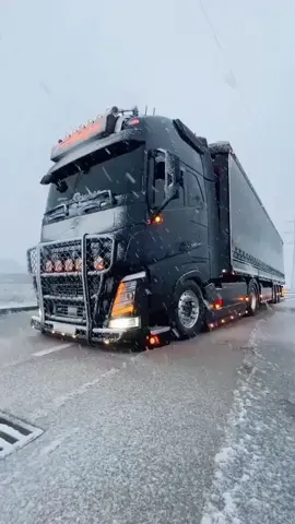 europeantruckers #trucksoftiktok #trucks #volvotruck #scaniapower #scaniav8 #foryoupage #foryou #viral #trending #truck #trailer #uktrucking #ustruckdrivers #canadatruckklife #volvo #pakistanitruck🇵🇰 #cargotrailers #v8truck #trailerosmexicanos🇲🇽💯😎 