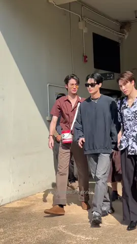 ทีมเพื่อนบัณทิต …  นี่เทพเจ้าสำนักไหนคะ 🥹🥹🥹 #brightgraduation  #brightvachirawit #winmetawin  #dew_jsu #dewjirawat  #nanihirunkit #hirunkit_  #f4thailand #dew 