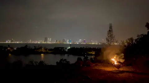 Núi sơn trà về đêm giữa tiết trời se lạnh thật ấm áp làm sao. Nơi lý tưởng để các bạn trẻ cắm trại qua đêm #chill #sontra #danang #xuhuong 
