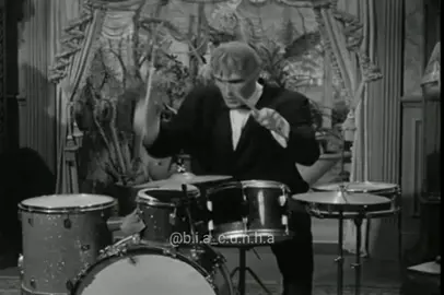 Lurch, The Drummer. 🦇 #lurch #tropeço #addamsfamily  #familiaaddams #morticia #gomez #unclefester #tiochico #tiofunerio #drummersoftiktok #drummer #baterista #music 