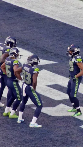 Our official petition to bring back wide receiver group touchdown dances 🪩 #seahawks #nfl #touchdowndance #macarena 