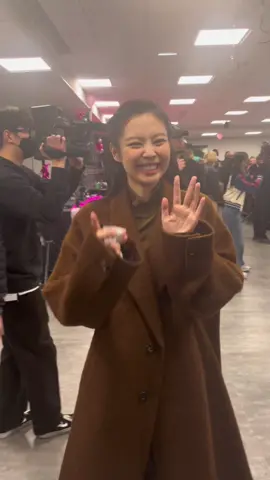 Voilà comment c’est passé le send off pour le concert des BP ! Elles sont allées hyper vites au debut mais vers la fin elles prenaient plus de temps et ont pris des photos !! #blackpink #blackpinkinparis #concert #sendoff #vip1 #vip2 