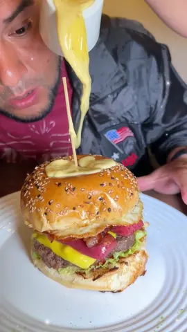 Les presentamos nuestra hamburguesa con haaaarto queso derretido 🧀🤤 📍Av. Gerardo Unger 1443 SMP - Al frente Metro UNI🔥  #hamburguesa #rikisrikis #food #paratiiiii #restobar #Foodie #restobar #food #paratiiiiiii♥️ #rikisrikisrestobar 
