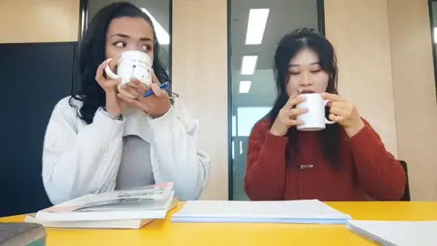 她教我学习韩语的时候自信美丽，跟我学汉语的时候痛苦又迷茫，哈哈哈哈。（她对我有她唱歌的时候那么温柔就好了）#chinese #China