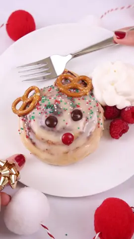 EASY Rudolph cinnamon rolls for Christmas brunch this year ♥️ #christmasbreakfast #christmastiktok #holidaybaking #bakingtiktok #desserttiktok #breakfasttiktok #christmasideas #christmasbrunch 