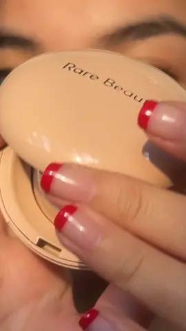 The *new* @Rare Beauty Positive Light Silky Touch Highlighter is giving glowy goddess. ✨💅 #rarebeauty #rarebeautyhighlight #selenagomez #fyp 