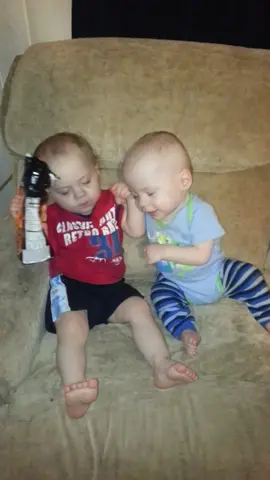 Ignore me lol 😂 I was trying to get them to look at the camera. My twin boys . Gage in blue couldn’t eat by mouth at the time . He just wanted the goldfish to irritate his brother lol 😂 his joy brought me joy . Sorry for my cackle . #fypシ #fyp #twins #sbs #shortbowelsyndrome #necsurvivor 