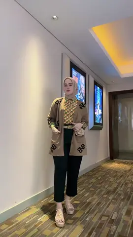 Puraa-pura gatau ajaa ya 😜 #fyp #masukberanda #CantikGakAdaBatasan #GenerasiHappyTikTokChallenge #soundtiktok #NikmatiKenangannya #ygpentinghappyaja #trendingsong #janganlupabahagia #fypシ゚viral #ootdhijabstyle #brandnobrand #resellerbuttonscarves #mulaihidupbaru #percantikdirimu 