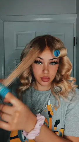 Someone teach me how to do a fish tale 🐠  #wig #lwigs #wigtok #lacefrontwig #wigstyling #prettygang 
