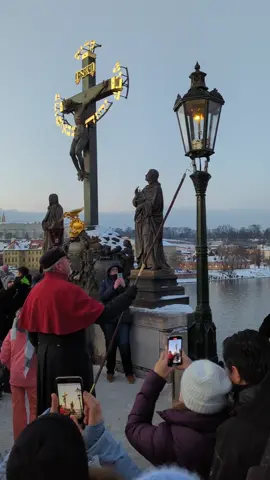 One of the people who makes Christmas in the Czech capital special is a lamplighter, who lights the gas lamps on the Charles Bridge. #lamplighter #charlesbridge #christmas #prague #czechrepublic🇨🇿 