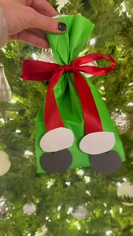 The EASIEST Christmas wrapping hack of all time! #christmaswrappingtips #christmaswrapping #wrappingtutorial #wrappinghacks 