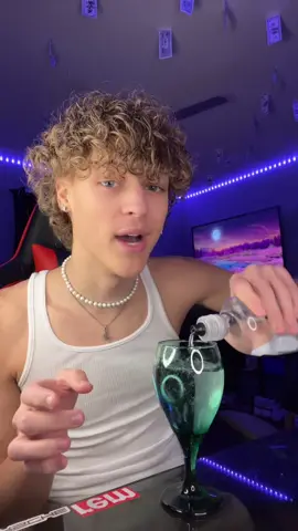 How to make a wine glass sing #foryou #wineglass #viraltiktok #greenscreenvideo  