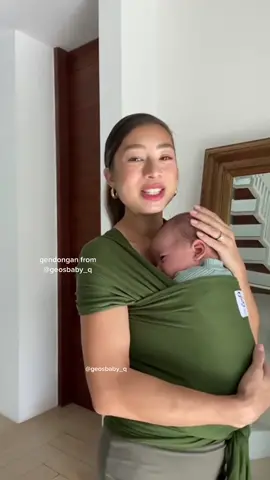Tutorial Stretchy Babywrap gendongan bayi by mama Jennifer Bachdim , gemes banget sama warna gendongannya ya !?? samaan yuk :) Baby wrap termasuk jenis gendongan tradisional yang sederhana, namun diminati banyak ibu. Menurut penelitian, menggendong bayi dengan baby wrap selama beberapa bulan pertama dapat menurunkan tingkat tangisan bayi sebanyak 43 persen secara keseluruhan dan 51 persen di malam hari. Ini tentu sangat menguntungkan, sebab bayi tidak lagi rewel di waktu tidurnya. #geosbaby_q #melahirkan #stretchywrapgeosbaby_q #mommy #TumbuhdanTangguh #baby #pregnant #babycarrier #newborn #gendonganbayi #babywrap #perlengakapanbayi #bayilucu #ringsling  