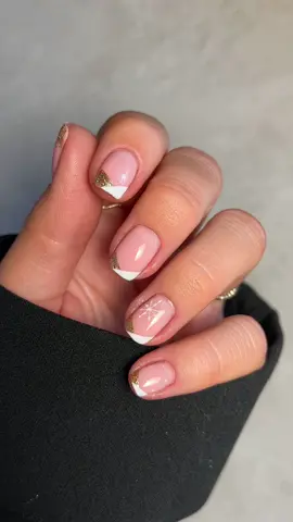 sparkles & snow ✨❄️ #foryoupage #nails #gelnails #nailtech #nailtechcheck #nailart #nailartist #nailinspo #nailtrends2022 #nailtrends #fyp #glitternails #classynails #cleannails #cleangirlnails #frenchnail 