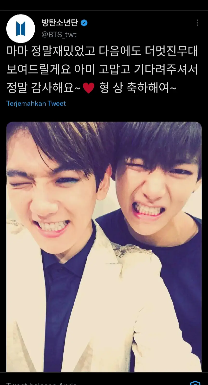 The real momen no edit-edit 😍 Butuh selca baru baekhyun dan taehyung 😍  pernah baca salah satu komentar kalau grupnya gak ada momen sesama grup lain fandomnya akur tapi kalau ada sesama interaksi antar grup idol fandom nya gak akur bener gak sih ??  #baekhyun #taehyung #exo #bts #exol #army 