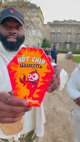 Manger la chips la plus pimentée du monde 🌶️🔥 😭 #larisengone #mdrr #experiencesociale #desbarres #rire #marrant #drole #micro_trottoir 